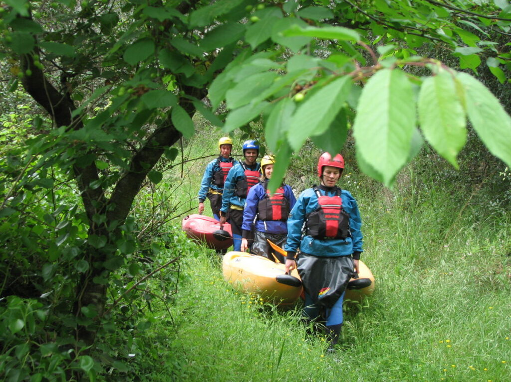 de rivieren cheran en fier: deelnemers dragen de kajaks naar de rivier